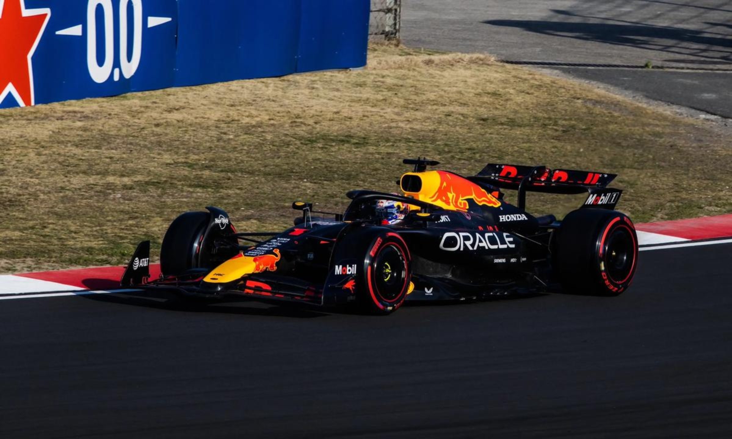 红牛车队险胜雷诺车队,维斯塔潘点燃赛场 红牛车队险胜雷诺车队,维斯塔潘点燃赛场