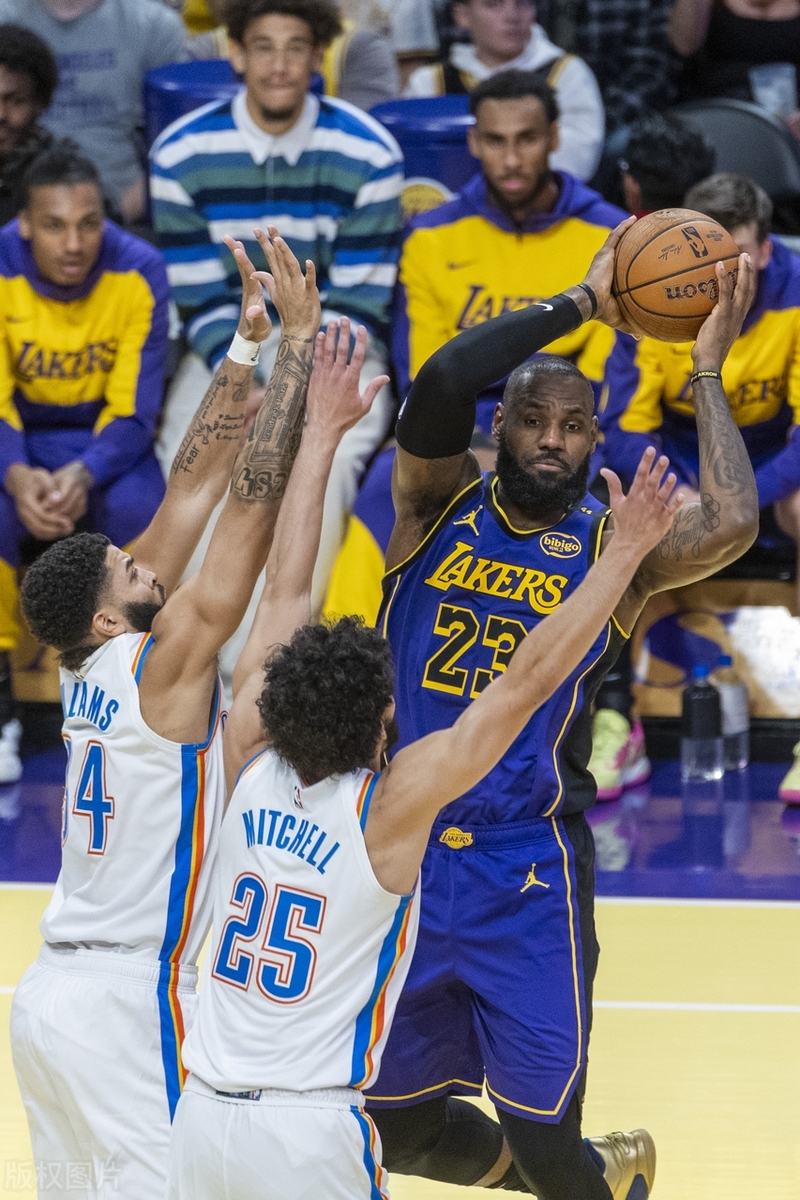 爱游戏在线-太阳鏖战勇士，詹姆斯高光表现