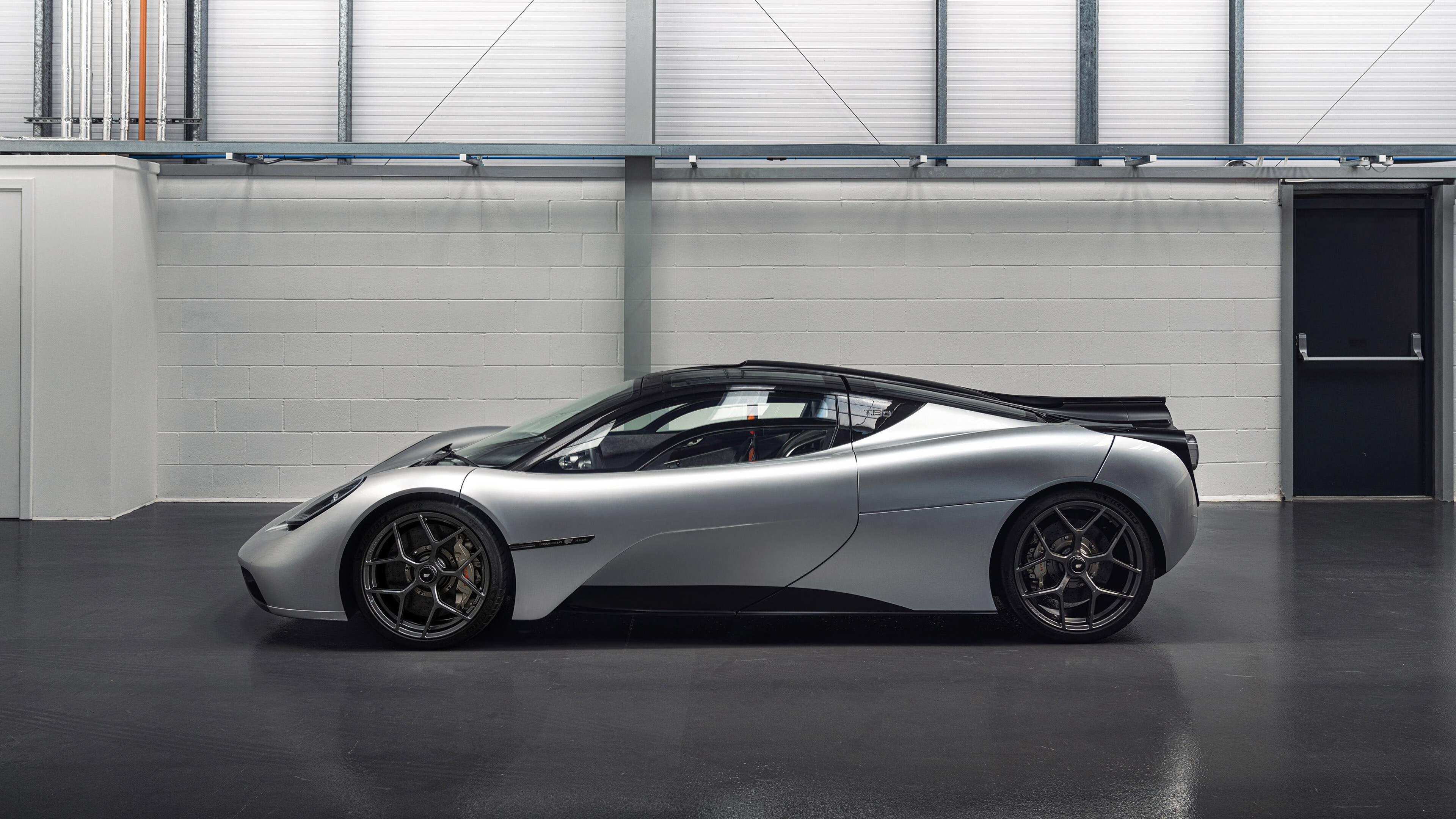 当银黑赛车提前进站，马刺用F1策略在街道赛弯道终结勇士悬念